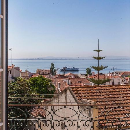 Amazing River View In Historical Lisbon Bagian luar foto