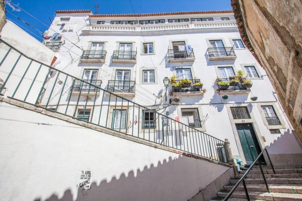 Amazing River View In Historical Lisbon Bagian luar foto